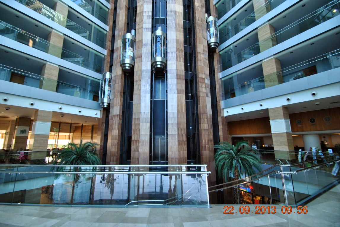 imagini hotel TITANIC LARA